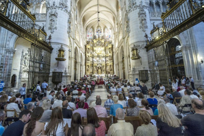 Cientos de burgaleses participaron en la misa solemne en honor de la patrona de la ciudad celebrada en el altar mayor de la Catedral.-ISRAEL L, MURILLO