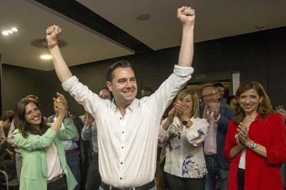 Daniel de la Rosa celebra la victoria electoral con los miembros de su candidatura, afiliados y simpatizantes.-SANTI OTERO