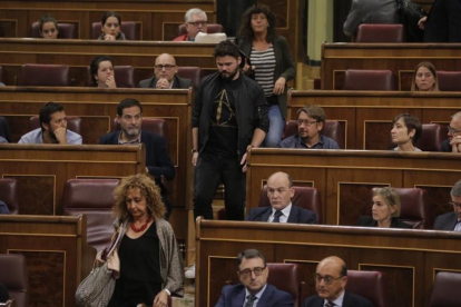 El portavoz de ERC, Gabriel Rufián abandona este miércoles el hemiciclo en protesta por los registros efectuados en Barcolena.-JOSE LUIS ROCA