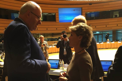 García Tejerina conversa con Phill Hogan en el Consejo de Agricultura.-El Mundo