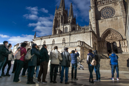 Varios turistas durante una visita guiada a la Catedral. TOMÁS ALONSO