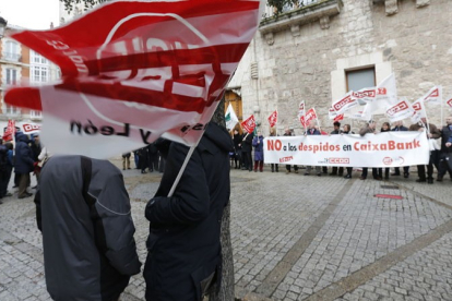 Un grupo de trabajadores secunda una protesta sindical contra un ajuste de personal previo en Caixabank. R. OCHOA