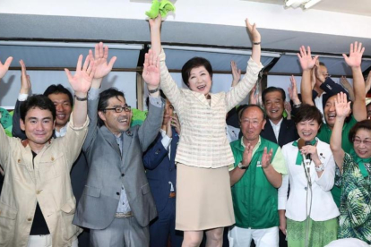 Yuriko Koike celebra su victoria como alcaldesa de Tokio, el domingo 31 de julio-AFP