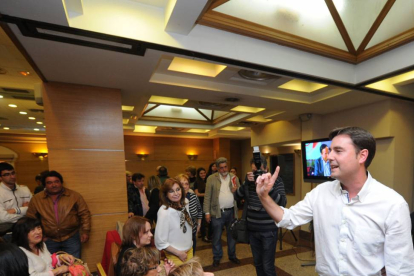 Los socialistas se concentraron en un hotel para seguir el recuento de votos.-ISRAEL L. MURILLO