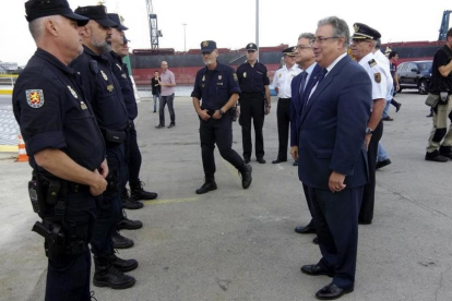 El ministro del Interior, Juan Ignacio Zoido, durante la visita que realizó a los policías y guardias civiles desplazados a Catalunya, el pasado 4 de octubre.-EFE