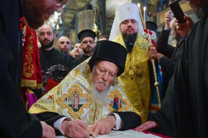 El patriarca ecuménico Bartolomé I asiste a una ceremonia de firma del decreto tomo de la Iglesia ucraniana en la iglesia patriarcal de San Jorge, en Estambul.-MYKOLA LAZARENKO (EFE)