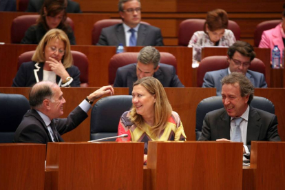 Los consejeros de Economía y Empleo, Tomás Villanueva; de Hacienda, Pilar del Olmo; y de la Presidencia, José Antonio de Santiago-Juárez, durante el Pleno de las Cortes de Castilla y León-Ical