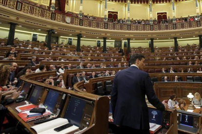 Pedro Sánchez, de espaldas, el pasado 2 de marzo en el Congreso.-JOSÉ LUIS ROCA