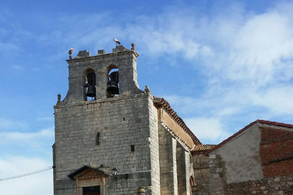 La iglesia de la localidad perdió parte de la espadaña, aunque ha comenzado ya su arreglo y podrá visitarse.-ECB