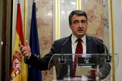 El portavoz del PNV, Aitor Esteban, durante su comparecencia ante los medios para valorar el discurso de Pedro Sánchez.-EFE