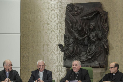 Francisco Gil Hellín (en el centro) ponía ayer fin a 13 años como arzobispo de Burgos.-SANTI OTERO