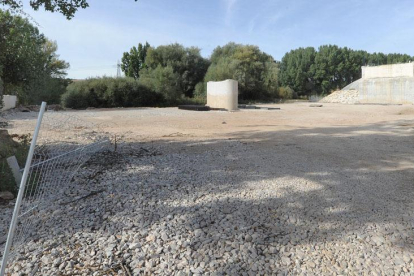 Según la Delegación del Gobierno, se está procediendo a gestionar los traslados del material para el montaje de la cimbra para la reconstrucción del nuevo tablero, pero las obras parecen paradas.-ISRAEL L. MURILLO