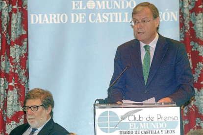 El alcalde de León, Antonio Silván, en un momento de su intervención en el foro del CES en la capital leonesa.-Bruno Moreno