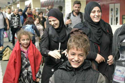 Una familia de refugiados en su llegada a la estación de tren de Westbahnhof, en Viena.-EFE / HANS PUNZ