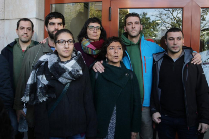 Concejales de la CUP de Reus, en la puerta de los juzgados, el pasado noviembre.-/ ACN