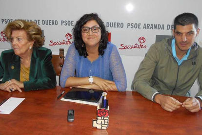 Los socialistas arandinos Leonisa Ull, Mar Alcalde y Julián Rasero.-L. V.