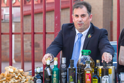 El alcalde de Cabra del Santo Cristo, Francisco Javier Justicia, con una selección de aceites de Jaén. TOMÁS ALONSO