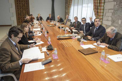 Imagen de una reunión del consorcio de Villalonquéjar.-SANTI OTERO