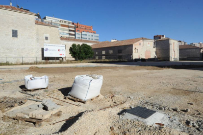 Estado actual de la superficie sobre el aparcamiento junto al Hospital de la Concepción.-ISRAEL L. MURILLO