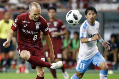 Iniesta controla el balón durante el partido contra el Jubilo Iwata.-AP / MEIKA FUJIO