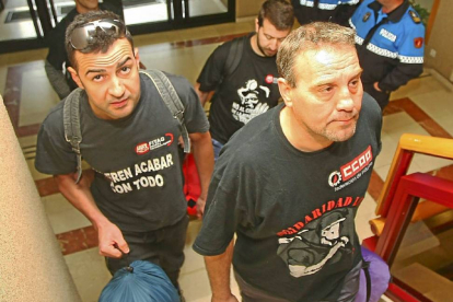 Los cuatro mineros encerrados en Bembibre acceden al Ayuntamiento con sus sacos de dormir.-Ical