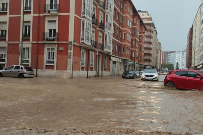La calle Madrid, anegada tras la tromba de agua caída esta tarde. L. G. L.