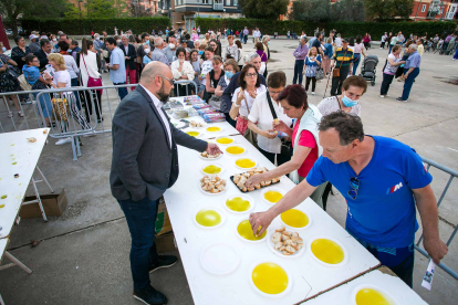 Degustación de aceite de Jaén en las fiestas de la barriada Juan XXIII. TOMÁS ALONSO