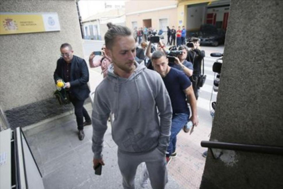 Jugadores del Eldense se dirigen a declarar.-MANUEL LORENZO