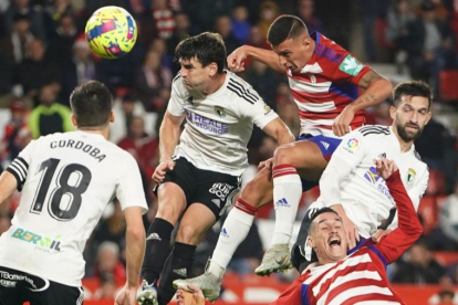 Uzuni, autor del gol de la victoria del Granada, se adelanta a Fran García y remata a puerta detrás de Grego Sierra y José Callejón, desequilibrado. LALIGA