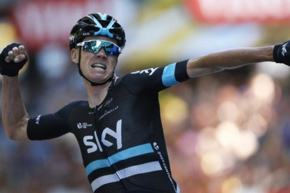 Chris Froome celebra su triunfo en Bagnères-de-Luchon, donde ha logrado el liderato del Tour.-AP / CHRISTOPHE ENA