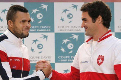 Roger Federer (derecha) y Jo-Wilfried Tsonga se saludan en la presentación de la Copa Davis, en Lille.-Foto: AP / CHRISTOPHE ENA