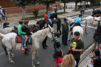 Muchos de los niños y niñas que disfrutaron del recorrido montaron a lomos de un caballo por primera vez.-G. G.