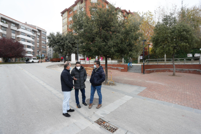 El concejal de Licencias, Miguel Balbás, y técnicos del área visitan la obra de la Plaza San Pedro de la Fuente y la calle Enrique III. SANTI OTERO
