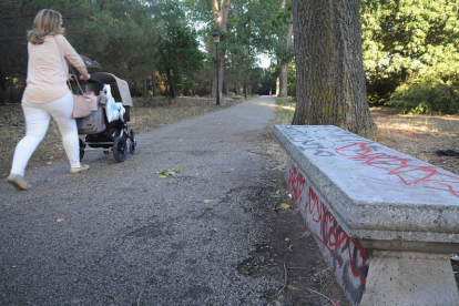 Imagen de un banco del parque de la Quinta repleto de pintadas.-ISRAEL L. MURILLO