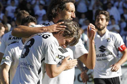 Los jugadores del Burgos CF felicitan a Prosi tras su gol.-SANTI OTERO