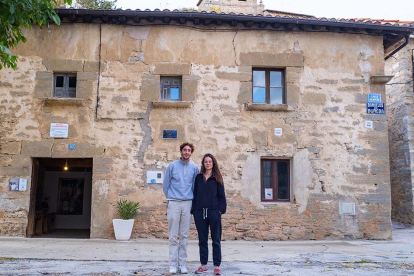 Los protagonistas de la película, Laia Costa y Enric Auquer, visitaron Bañuelos de Bureba. SERGI BERNAL