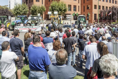 Alrededor de 300 agricultores de toda la provincia se concentraron ayer en la capital para exigir ayudas directas a la Junta y al Ministerio de Agricultura.-SANTI OTERO