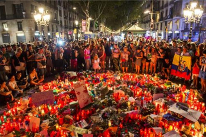 Homenaje en las Ramblas a las víctimas del atentado.-JORDI COTRINA
