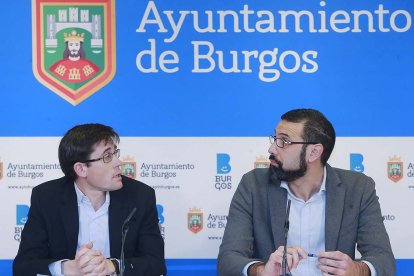 Julio Rodríguez-Vigil (Ciudadanos) y Daniel Garabito, concejal de Fomento del PSOE. RAÚL G. OCHOA