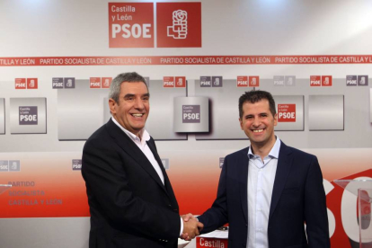 Los candidatos a la Secretaría regional del PSOE, Luis Tudanca y Julio Villarrubia, se saludan al inicio del debate-Ical