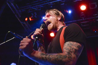 Jesse Hughes, de Eagles of Death Metal, en el concierto con el que ha iniciado su gira europea en Estocolmo.-AFP / VILHELM STOKSTAD