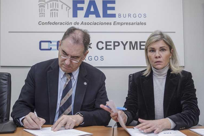 Miguel Ángel Benavente y Belén Martín (Bankia), ayer durante la firma del acuerdo.-SANTI OTERO