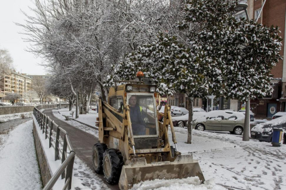 Una pala limpia la nieve en la avenida Reyes Católicos.-ISRAEL L. MURILLO