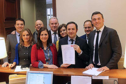 Los socialistas, entre quienes estuvo la burgalesa Esther Peña, muestran el texto registrado.-ECB