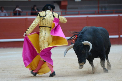 El Fandi galleando por chicuelinas frente a su primer toro.-ALBERTO CALVO