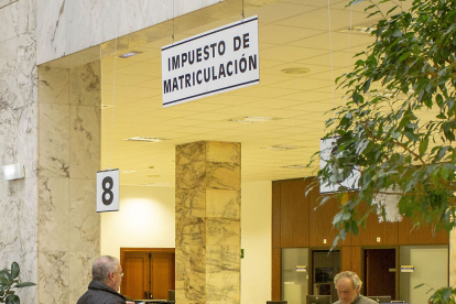 Un hombre realiza una consulta a un funcionario en la Delegación de Hacienda de Burgos. SANTI OTERO