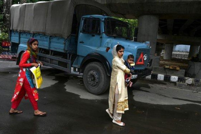 Dos mujeres caminan por una calle de la ciudad cachemira de Srinagar, este sábado.-TAUSEEF MUSTAFA (AFP)