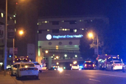 Gran dispositivo policial en la ciudad de Memphis después de que un agente haya sido abatido a tiros este sábado por la noche.-Foto: ASSOCIATED PRESS