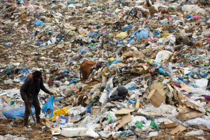 Con el objetivo de garantizar la sostenibilidad medioambiental del país, en enero pasado entró en vigor la prohibición de introducir en China 24 tipos de residuos.-EFE