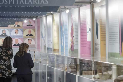 Dos mujeres recorren la exposición, que se ubica en el Museo de la Evolución Humana.-SANTI OTERO